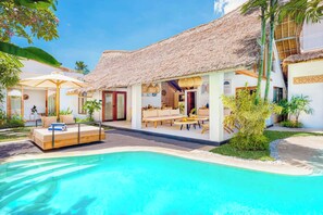 Pool - Villa Indigo - 5-BDR, huge pool and lush garden (Kecamatan Kuta)