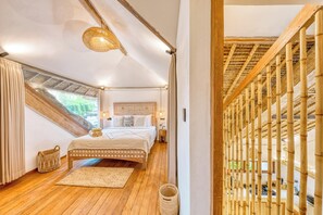 5 bedrooms, desk, iron/ironing board, WiFi
