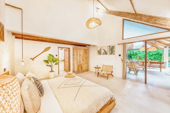 5 bedrooms, desk, iron/ironing board, WiFi
