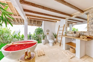 Shower, hair dryer, towels - Villa Indigo - 5-BDR, huge pool and lush garden (Kecamatan Kuta)