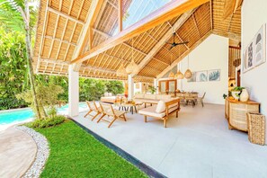 Outdoor dining - Villa Indigo - 5-BDR, huge pool and lush garden (Kecamatan Kuta)