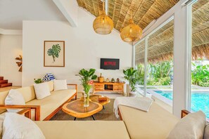 TV, offices - Villa New York - 4BDR, pool, near The Forge Bali (Kecamatan Kuta Utara)