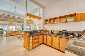 Geladeira, micro-ondas, cooktop, cafeteira/chaleira
