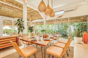 Dining - Villa New York - 4BDR, pool, near The Forge Bali (Kecamatan Kuta Utara)