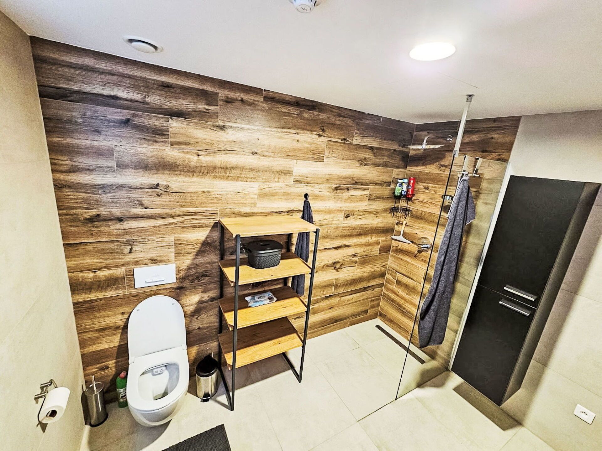 Flooring, Holz, Fussboden, Interior Design, Holzboden, Toilleten Sitz, Armatur, Toilette, Installation, Hartholz