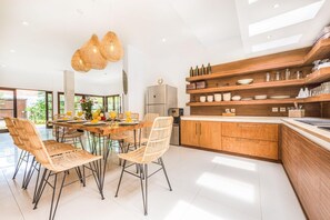 Refrigerador, microondas, parrilla de estufa y cafetera y tetera 