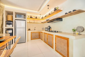 Réfrigérateur, micro-ondes, plaque de cuisson, cafetière/bouilloire