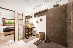 Dusche, Haartrockner, Handtücher