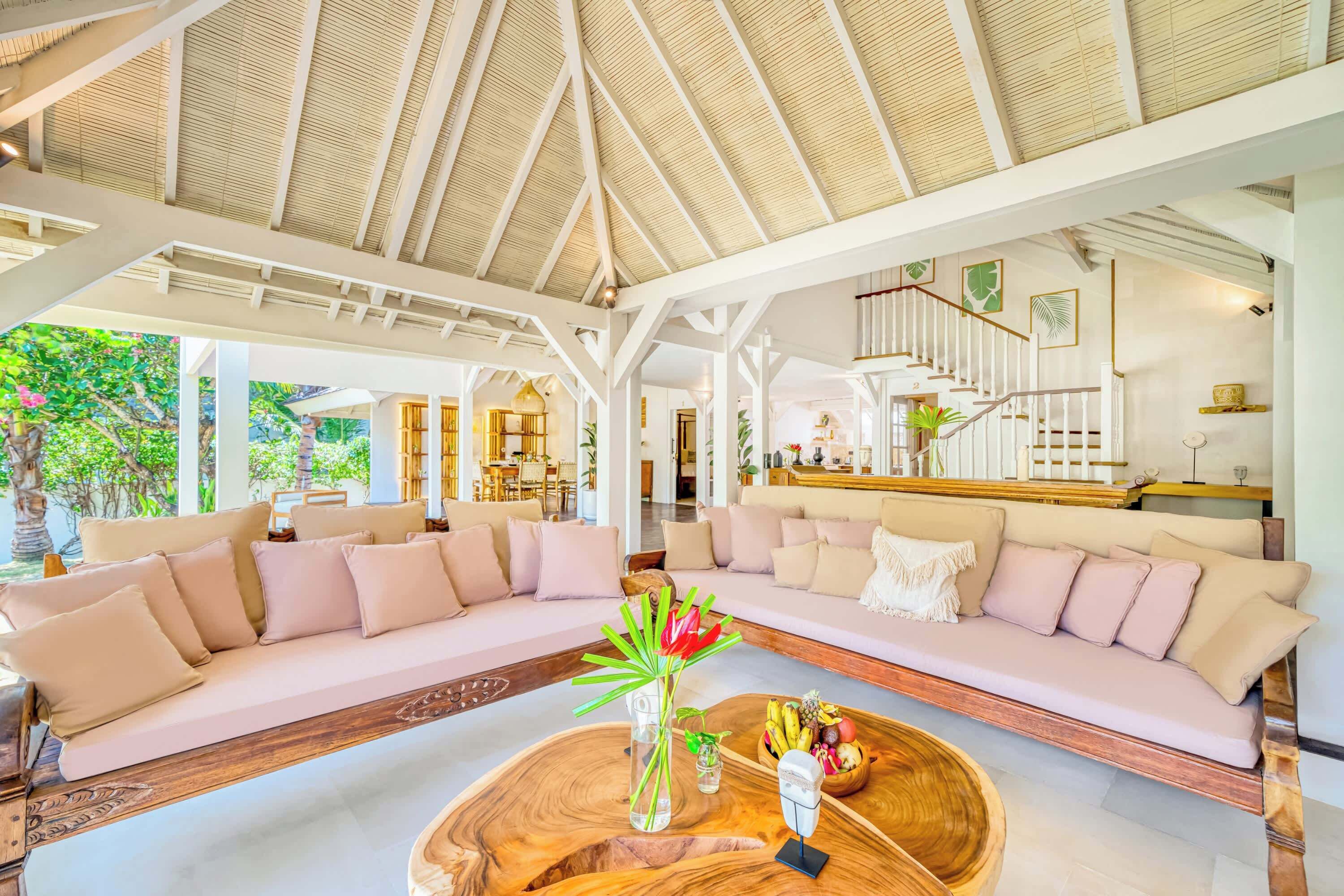 Villa Verona - Right Behind Beach, Lush Garden - Seminyak