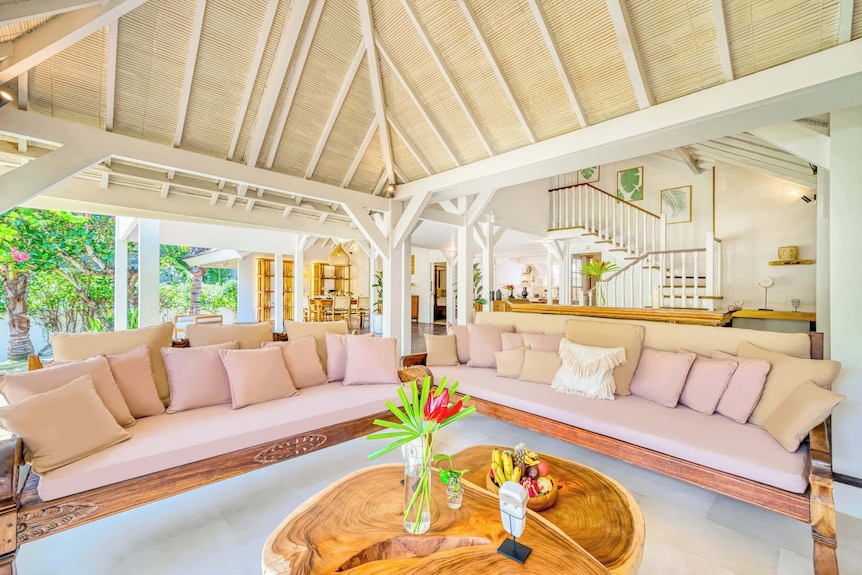Villa Verona - Right Behind Beach, Lush Garden - Seminyak