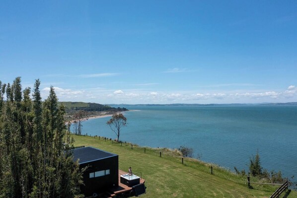 Property grounds - Kapia Lodge - Luxury waterfront (Pouto)