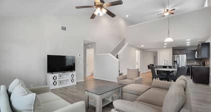 Lackland 5Bed Family Home + Huge backyard and Game Rooms