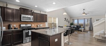 Lackland 5Bed Family Home + Huge backyard and Game Rooms