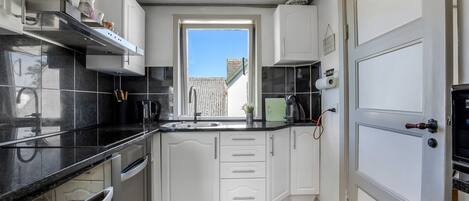 冰箱、微波炉、洗碗机、厨具/餐具