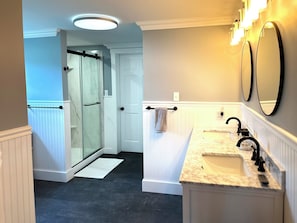 Shower, hair dryer, towels, soap - Charming 3-bedroom house in Swans Island with high-speed fiber internet and WiFi (Swans Island)