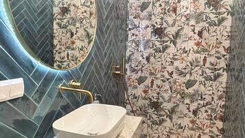 Douche, sĂšche-cheveux, serviettes fournies, savon