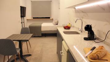 6 bedrooms, iron/ironing board, WiFi, bed sheets