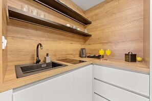 Kjøleskap, kokeplater, oppvaskmaskin og vannkoker