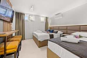 Cofres nos quartos, berço de viagem, Wi-Fi de cortesia, roupa de cama