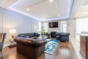 Smart TV, fireplace, ping pong