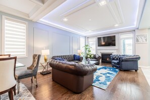 TV connectée, cheminée, table de tennis de table