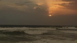 A beach with waves and a sunset. - Agusto's Beach Stay (Calangute)