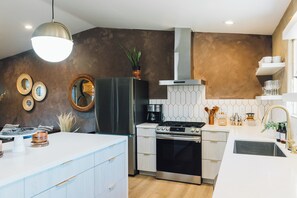 Geladeira, micro-ondas, fogão, cooktop