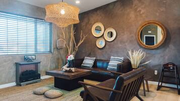 Een smart-tv, een open haard, videogames en een tafeltennistafel