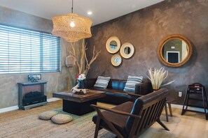 Smart-tv, een open haard, videospelletjes en een tafeltennistafel