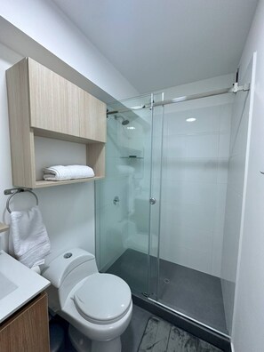 Toallas, jabón, papel de baño 