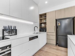 Réfrigérateur, micro-ondes, four, plaque de cuisson