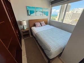 مكواة/لوح كي وسرير سفر وواي فاي وملاءات أسرّة