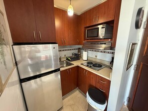 ثلاجة، ميكروويف، موقد طهي مسطح، ماك�ينة لصنع القهوة/الشاي