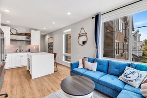 TV - Bright Ballard Townhouse • 2 Bed 2 Bath Comfort (Seattle)