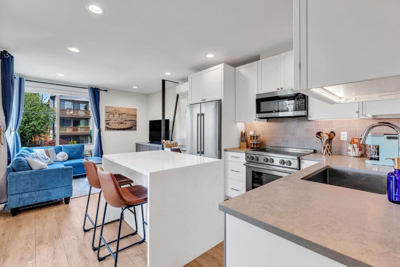 Réfrigérateur, micro-ondes, four, plaque de cuisson