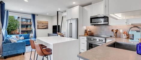 Réfrigérateur, micro-ondes, four, plaque de cuisson