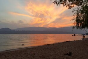 Beach - The Sunshine Suite - Near Beaches and Wineries! (Kelowna)