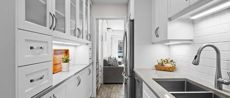 雪櫃、微波爐、焗爐、爐具