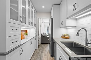 Fridge, microwave, oven, stovetop - The Sunshine Suite - Near Beaches and Wineries! (Kelowna)