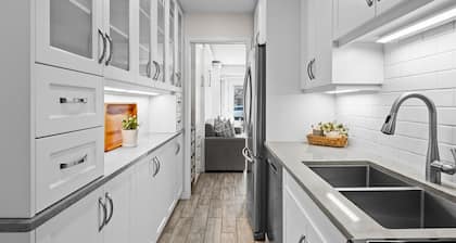 Sunshine Suite, walk to beach.