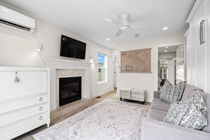 Smart TV, fireplace - The Sunshine Suite - Near Beaches and Wineries! (Kelowna)