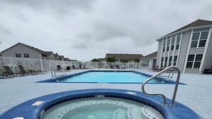 A swimming pool with a hot tub in the center, surrounded by lounge chairs and a white fence. - Cozy & Peaceful 1- bdrm condo, 4.5 miles to beach, in lovely Gulf Shores (Gulf Shores)