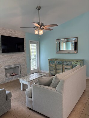 Smart TV, books - Cozy & Peaceful 1- bdrm condo, 5 min to beach, in lovely Gulf Shores (Gulf Shores)