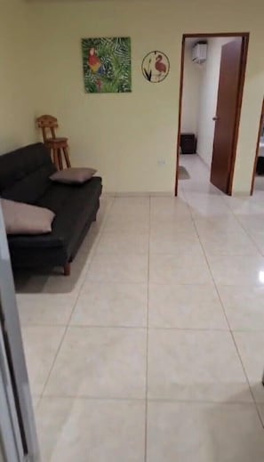 Perhehuoneisto, parveke | Oleskelualue | 32–tuumainen taulutelevisio, jossa kaapelikanavat