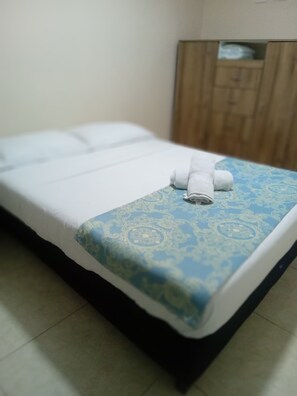 Apartamento familiar, balcón | Espacio para trabajar con un portátil, wifi gratis, ropa de cama