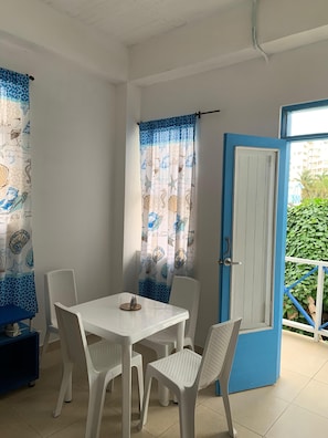 Departamento familiar, balcón | Área de sala de estar