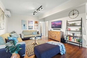 Smart-TV, DVD-Player, Bücher, Stereoanlage