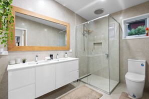 Hair dryer, towels, soap, shampoo - Mer Vue - Stay 3 Pay 2 Special Offer - For stays up until 1st September 2026 (Rosebud)