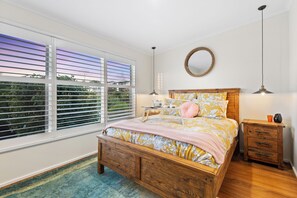 Iron/ironing board, travel cot, free WiFi, bed sheets - Mer Vue - Stay 3 Pay 2 Special Offer - For stays up until 1st September 2026 (Rosebud)