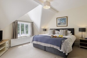 3 bedrooms, desk, travel cot, WiFi